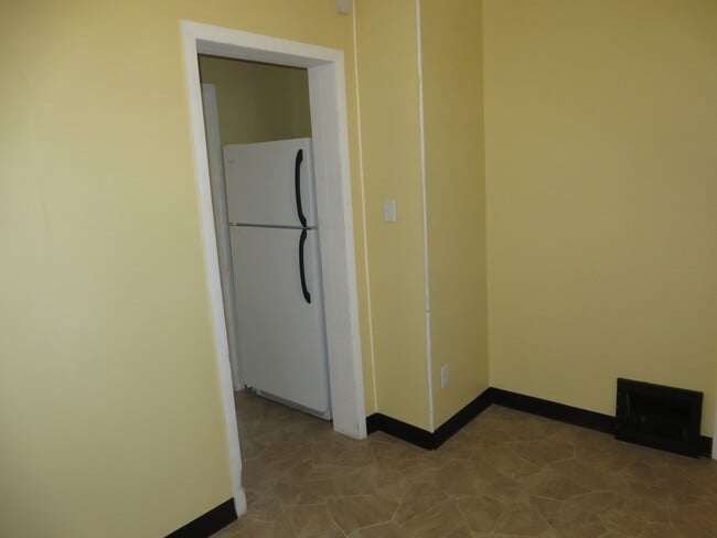 Building Photo - 826 Nuttman Ave