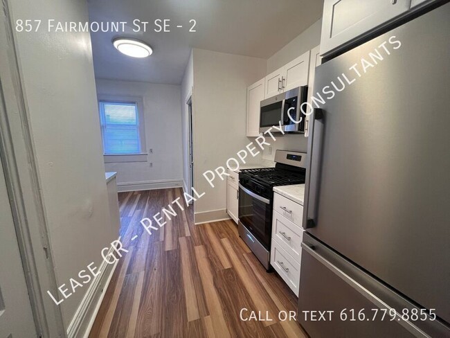 Building Photo - Three Bedroom Upper Unit - Laundry in Unit...