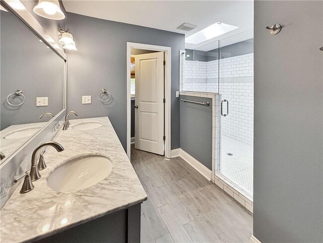 Building Photo - 2395 Powers Ferry Dr SE