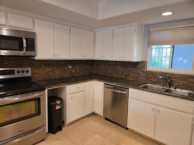 Building Photo - Ground-floor San Carlos stunning single-story condo available immediately.