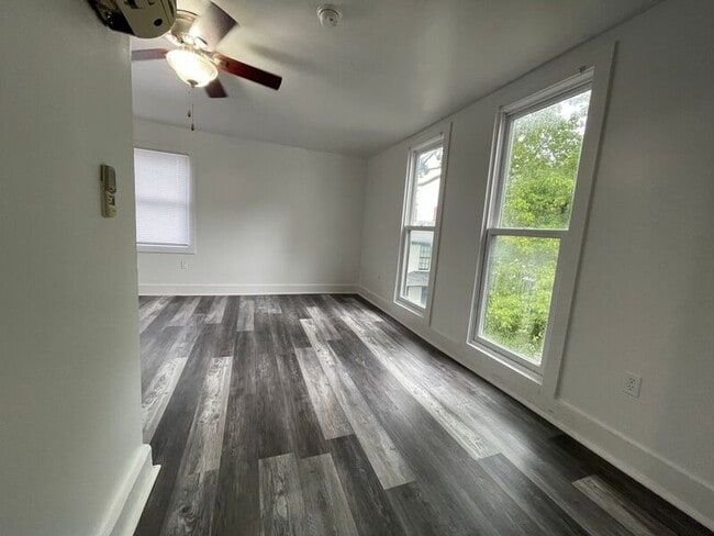 Building Photo - 517 W Maple Ave