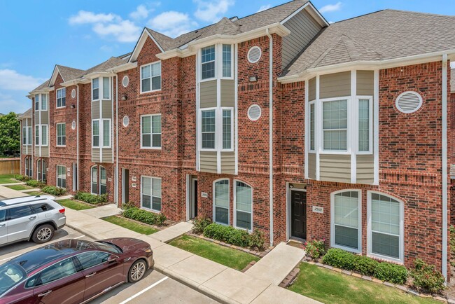 Primary Photo - 4bed/4.5 LakeRidge Townhome Available for ...