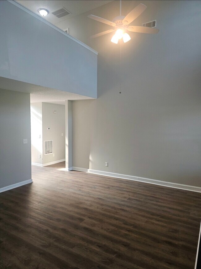 Building Photo - 670 Burtons Cove