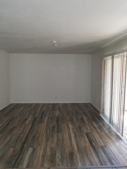 Building Photo - 8561 Villa La Jolla Dr