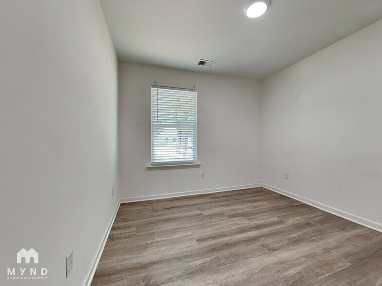 Building Photo - 424 Valerie Cir