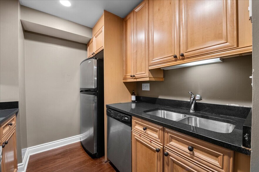 Building Photo - 300 Riverfront Dr