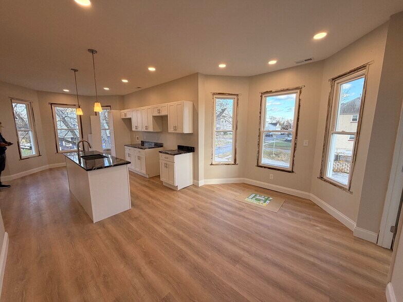 Building Photo - 3 E Overlea Ave