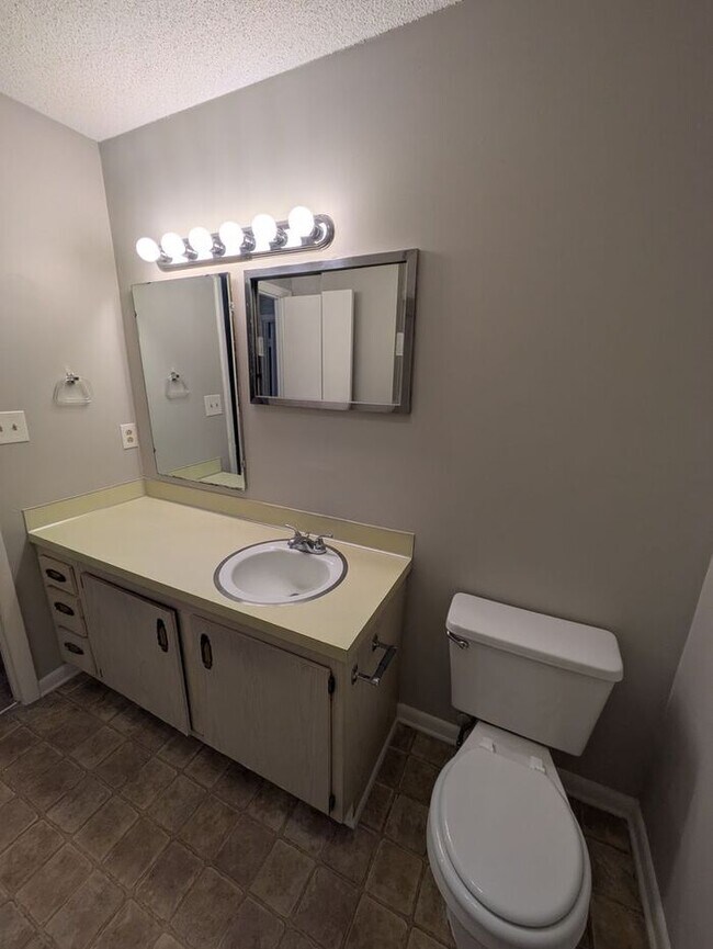 Building Photo - 2BD/1.5BA at Francescan Terrace in Hickory