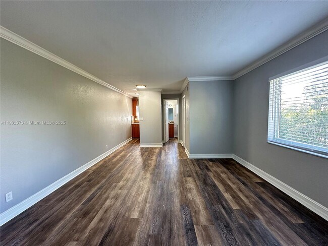 Primary Photo - 1400 NE 56th St