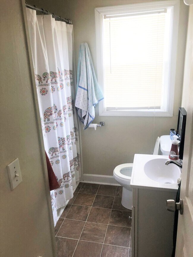 Building Photo - 731 Bluemont Ave