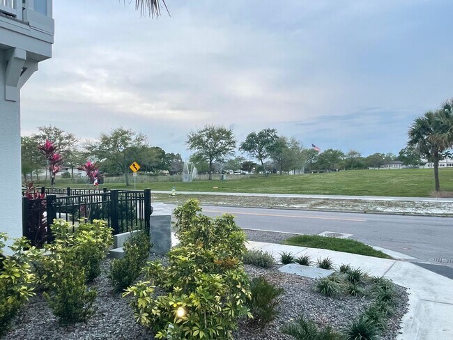 Building Photo - Annual Unfurnished 3 Bedroom, 3.5 Bathroom Townhome adjacent to Downtown Sarasota