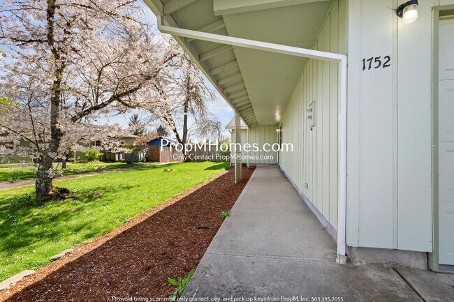 Building Photo - Updated Three Bedroom Home in McMinnville!
