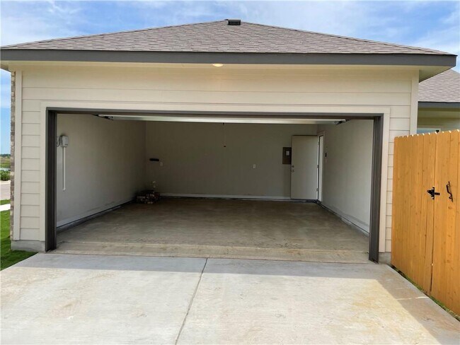 Building Photo - 609 Paddock Ln