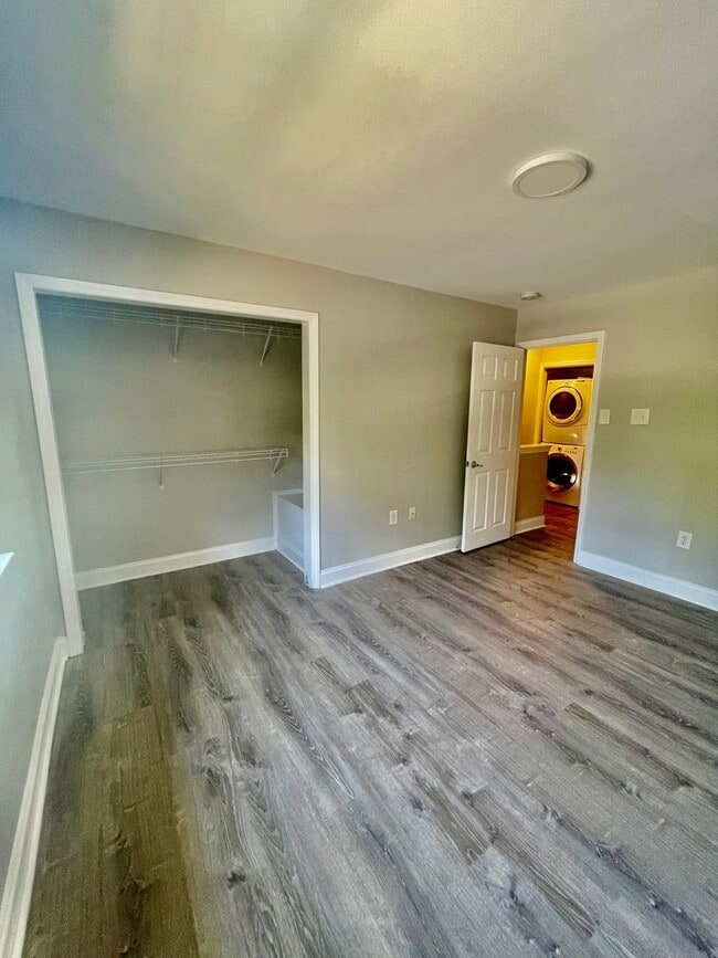 Building Photo - Must see this adorable 2 bedroom 1.5 bath ...