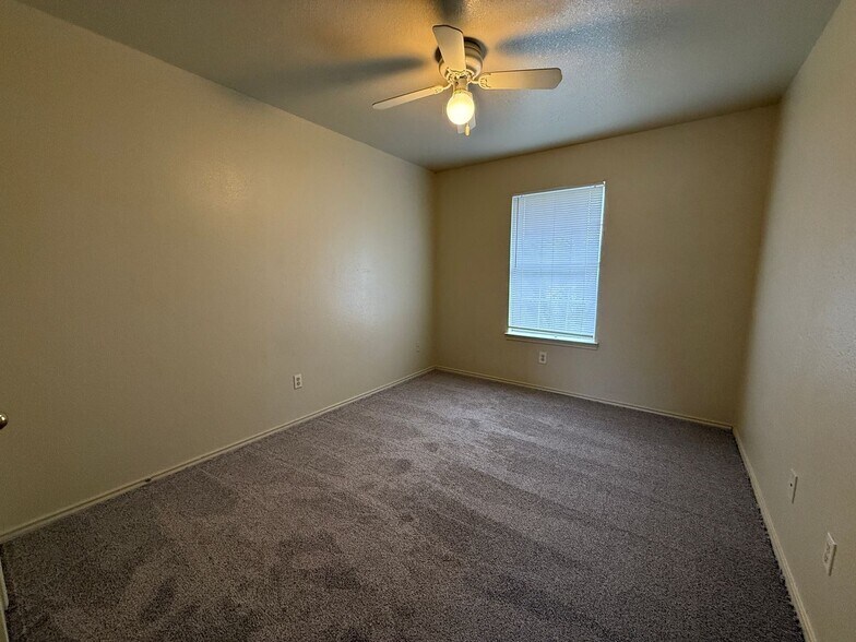 Building Photo - 1706 Benttree Dr