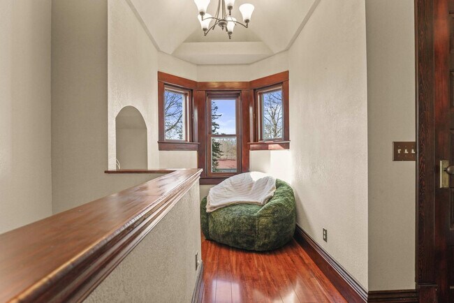 Building Photo - 924 Capital St