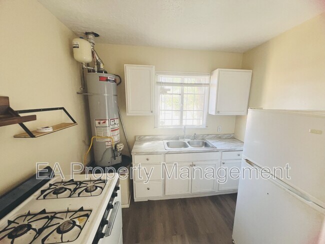 Building Photo - 525 Cedar St SE