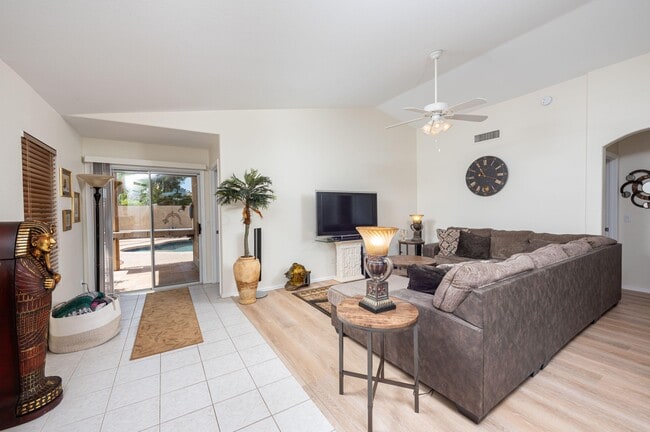 Building Photo - 707 W Baylor Ln