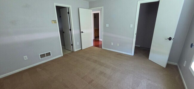 Building Photo - 715 SW Graystone Dr