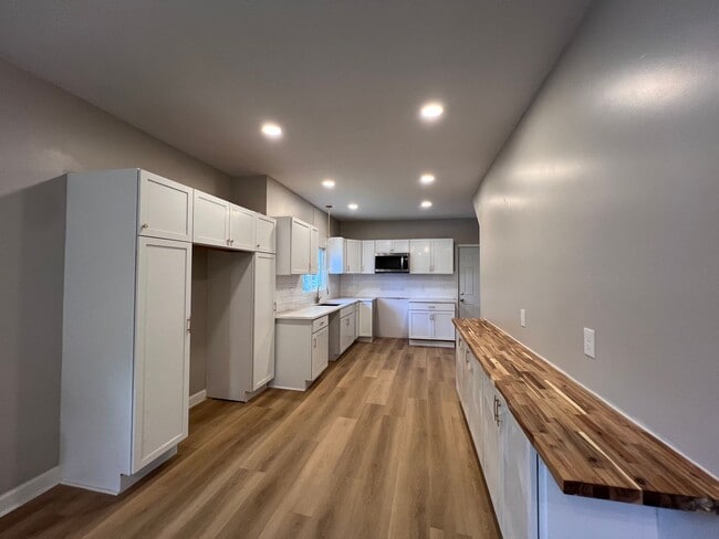 Building Photo - Beautifully Renovated 6 Bedroom, 2 Bathroo...