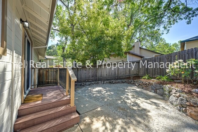 Building Photo - 2277 Knollwood Dr