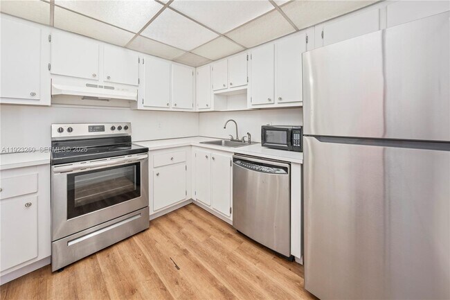 Building Photo - 1300 NE Miami Gardens Dr