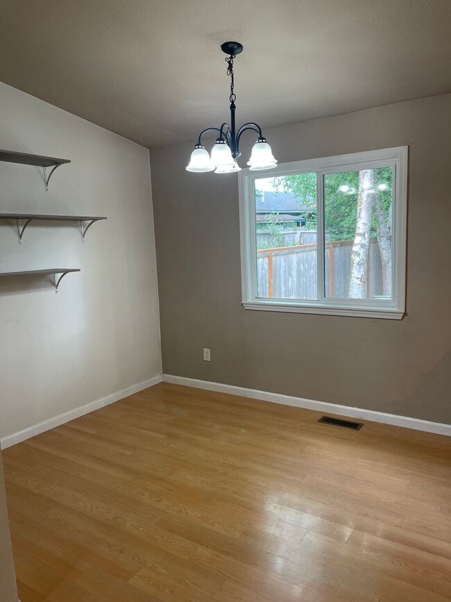 Building Photo - Jewel Lake 3 Bed/2 Bath with Fenced Yard