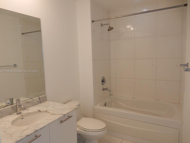 Building Photo - 950 Brickell Bay Dr
