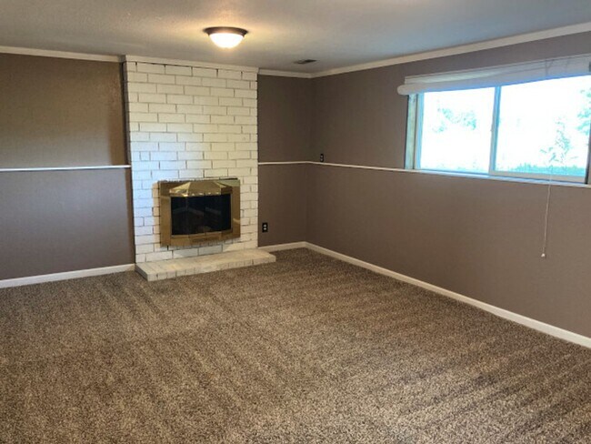 Building Photo - Green Acres Split Level