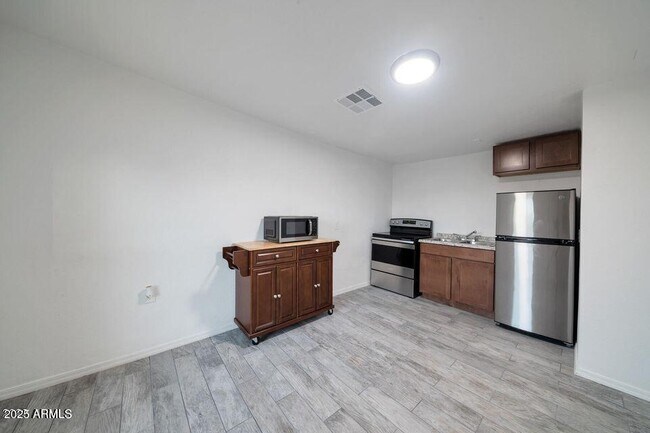 Building Photo - 1108 S 33rd Ave