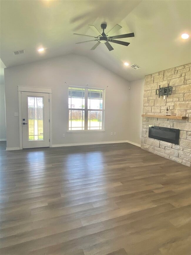 Building Photo - 210 Meadowlark Ln