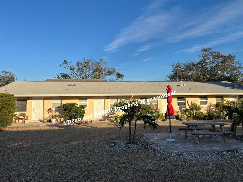 Building Photo - 2 Bed/1 Bath - Unit 8