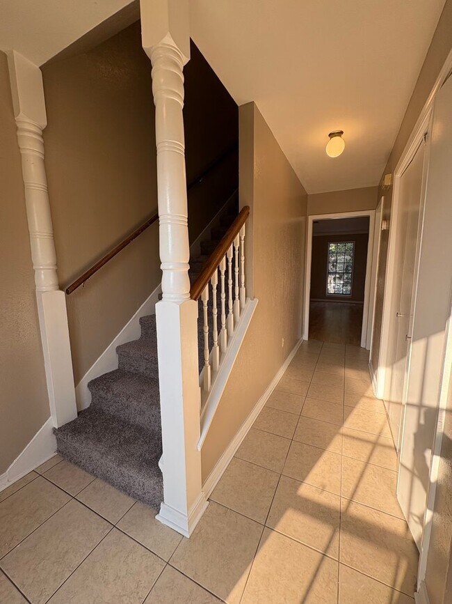 Building Photo - Huge 2 bedroom/2.5 bathroom Townhouse with...