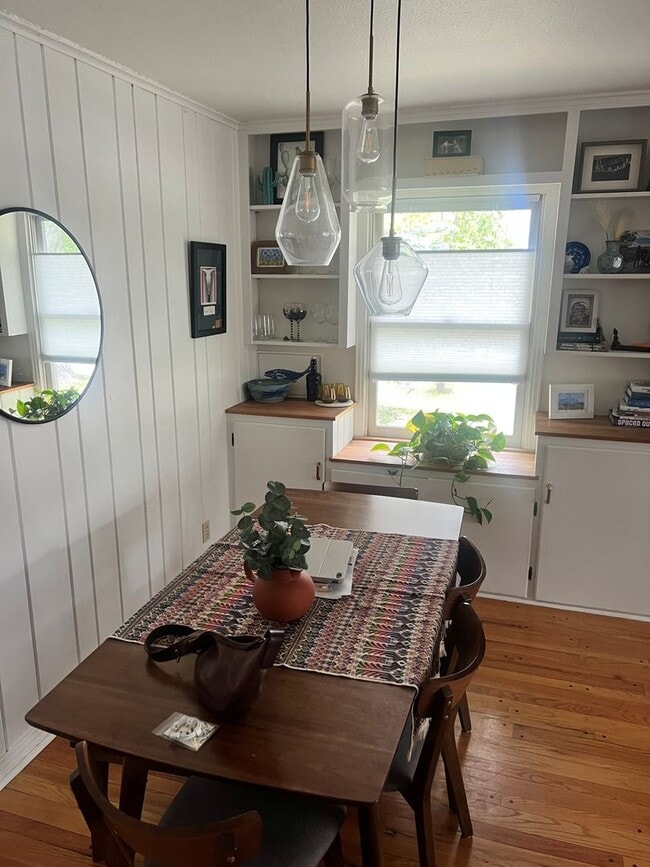 Building Photo - 3 BED | 1.5 BATH | SPACIOUS HOME | CENTRAL