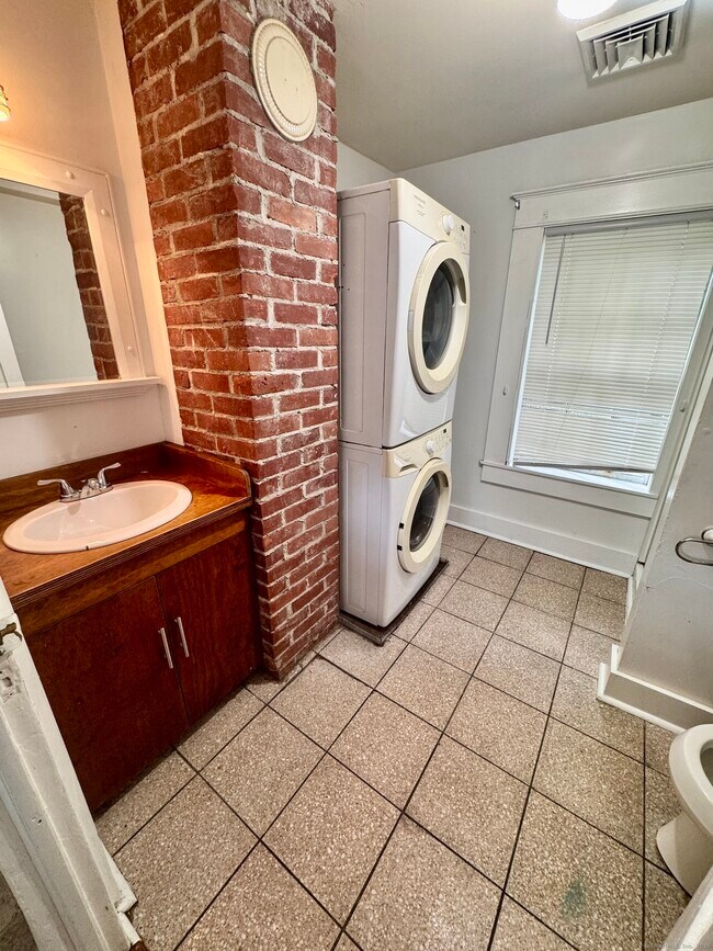 Building Photo - 111 Rockwell St