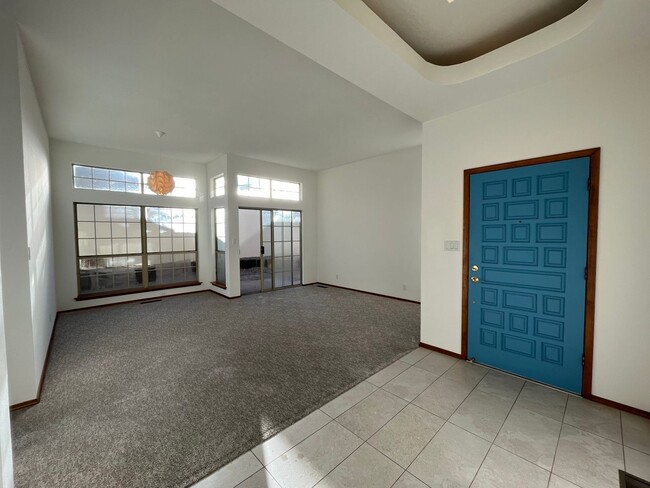 Building Photo - Nice 3 Bedroom 2 Bathroom Home Located In ...