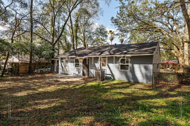 Building Photo - 3 BR 2 BA Home with Fenced Yard & Carport