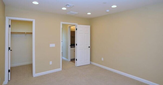 Building Photo - Oro Valley Executive home! Former model in...