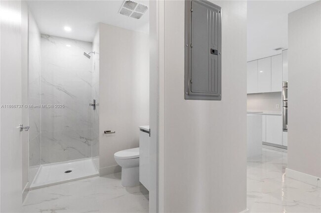 Building Photo - 700 NE 24th St