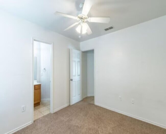 Building Photo - Available June 2026! 3 bed 2 bath 2 car garage
