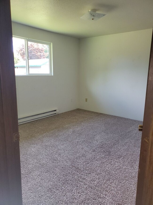 Building Photo - 2 bed 1 bath Duplex