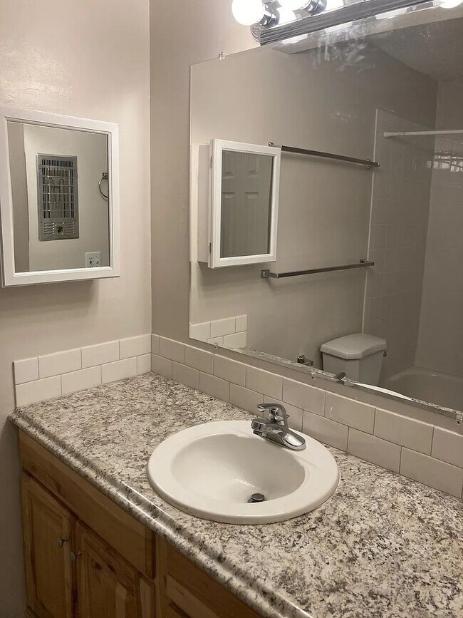 Building Photo - 1 Bedroom Condo Available Now!