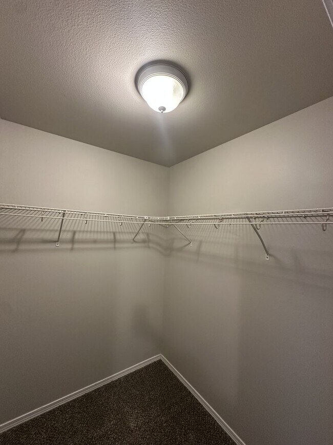 Building Photo - Canyon Triplex - 00000-CANYON-00