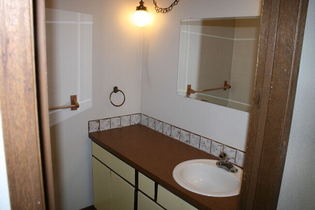 Building Photo - 2702 E 31st Ave