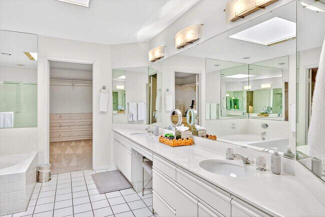 Building Photo - 55105 Oak-Hill