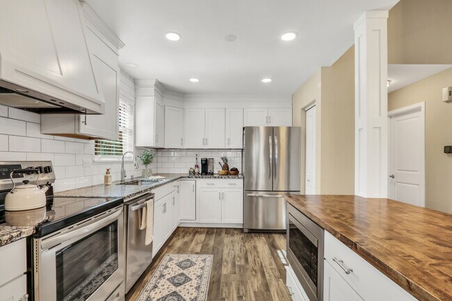 Building Photo - 658 White Ct