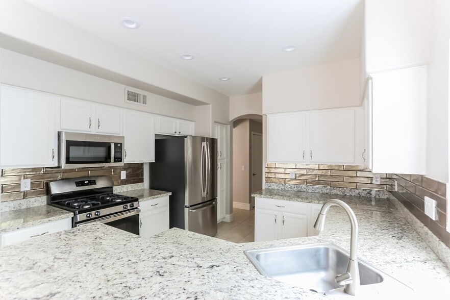 Building Photo - 3424 E Rockwood Dr