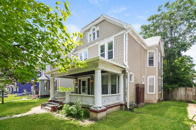 Building Photo - 3 Bed 1.5 Bathroom for rent in Dayton!