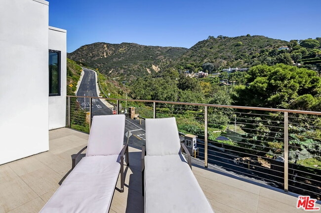 Building Photo - 3843 Rambla Pacifico St