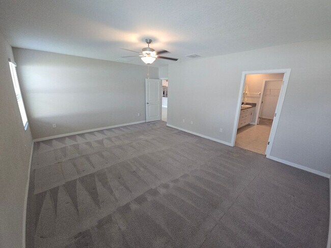 Building Photo - Gorgeous 5-Bedroom, 2.5-Bathroom Home in Riverview